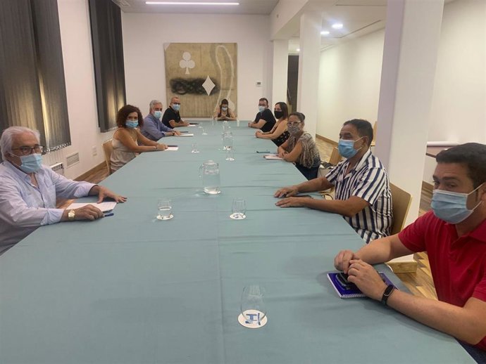 Reunión de los representantes de los comedores sociales de Huelva con miembros de la Diputación.
