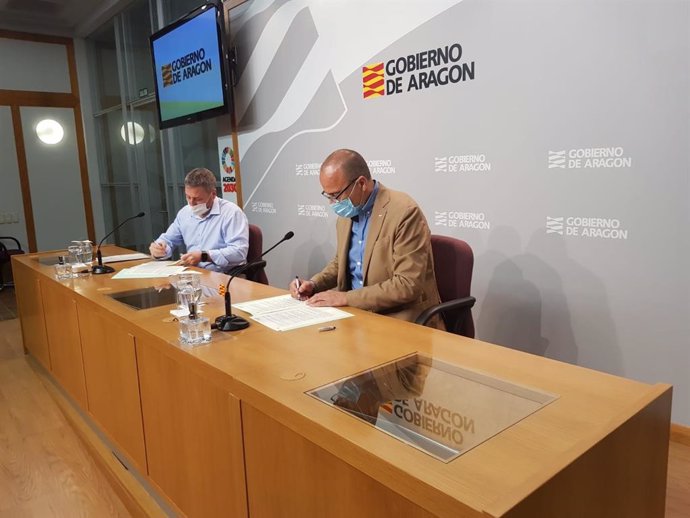 Los consejeros Soro y Faci firman el convenio para el hangar del Aeropuerto de Teruel.