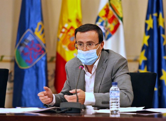 El presidente de la Diputación de Badajoz, Miguel Angel Gallardo, en el pleno