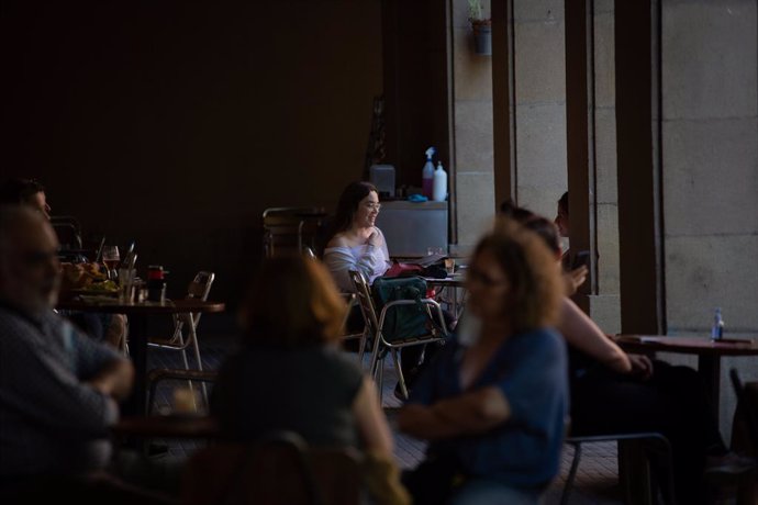 Diverses persones a la terrassa d'un bar. Barcelona, Catalunya (Espanya), 26 de maig del 2020.