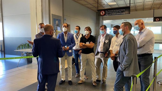 Representantes de Ashotel en su visita al aeropuerto de Tenerife Sur