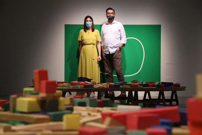 La concejala de Cultura, Noelia Losada, y el director de la Agencia Pública para la Gestión de la Casa Natal de Pablo Ruiz Picasso y otros Equipamientos Museísticos y Culturales, José María Luna, presentan una muestra-taller en Pompidou