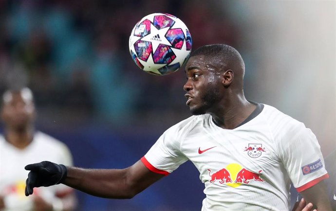 Dayot Upamecano en un partido del Leipzig 