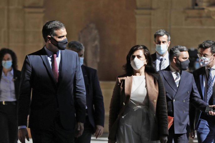 El presidente del Gobierno, Pedro Sánchez y la presidenta de La Rioja, Concha Andreu, en el monasterio de Yuso, antes de la celebración de la XXI Conferencia de Presidentes, en San Millán de la Cogolla, La Rioja (España), a 31 de julio de 2020.
