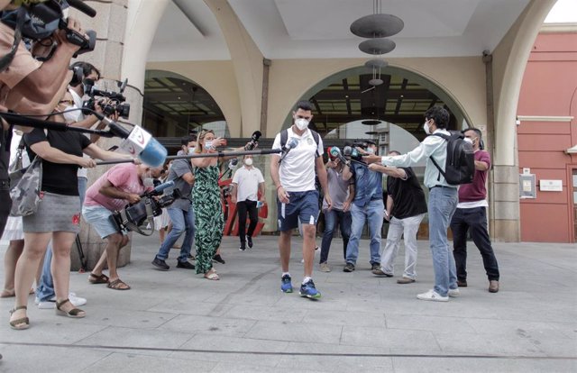 Uno de los 33 miembros del CF Fuenlabrada que ha recibido el alta epidemiológica abandona el hotel NH Finisterre donde permanecerán confinados los 13 jugadores restantes del equipo