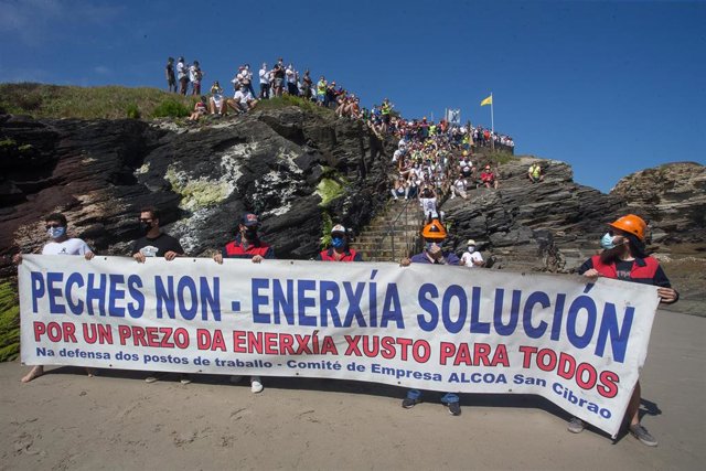 Los trabajadores de Alcoa toman, junto a sus familias, la emblemática playa de As Catedrais, en Ribadeo, Lugo (Galicia), a 26 de julio de 2020. La concentración tiene lugar para pedir a la multinacional norteamericana Alcoa buscar una solución para evitar