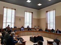 La oposición reprocha el protocolo de educación "a coste cero" y pide que comparezca Pomar, pero PP lo rechaza por ahora