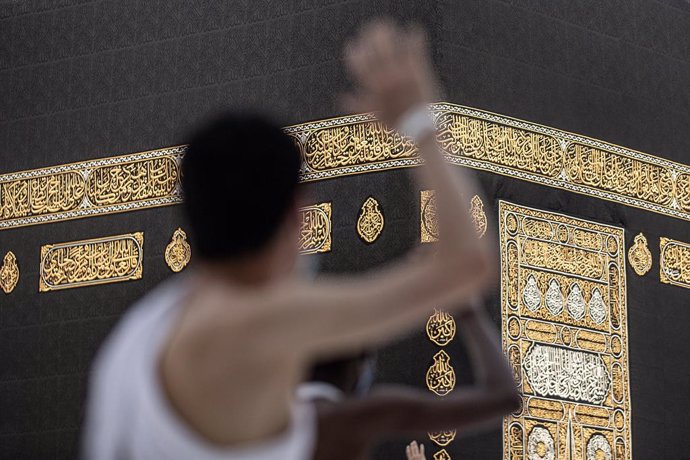 HANDOUT - 31 July 2020, Saudi Arabia, Mecca: Muslim pilgrims circumambulate the Kaaba, Islam's holiest shrine, at the centre of the Grand Mosque in the holy city of Mecca during the annual hajj pilgrimage. Photo: -/Saudi Ministry of Media/dpa 