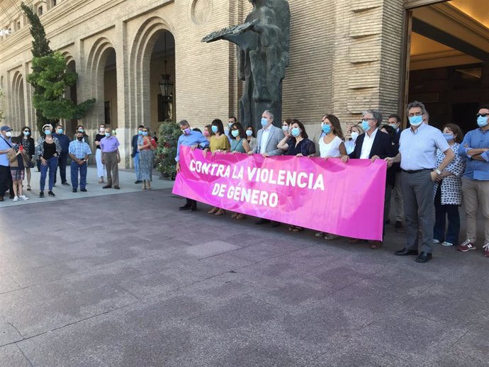 Concentración contra la violencia de género tras la violación ocurrida en el Parque Palomar de Zaragoza.