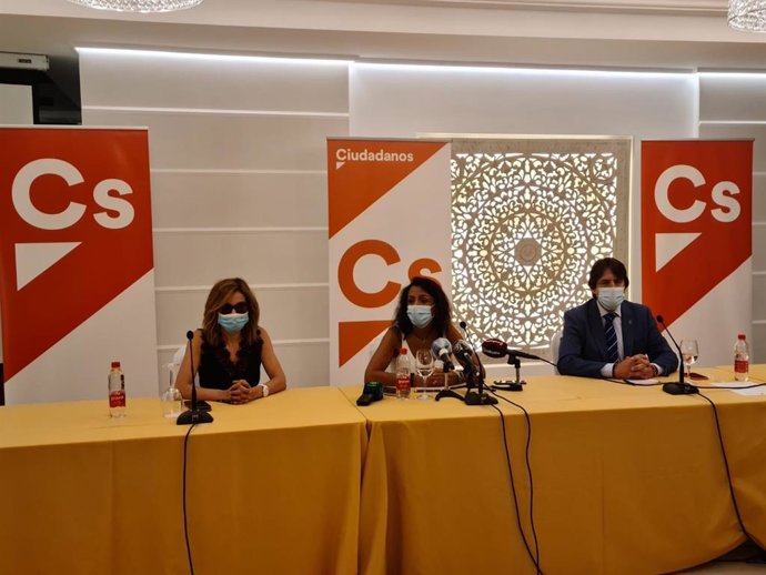 En el centro, la portavoz de Cs en Almería, Marta Bosquet