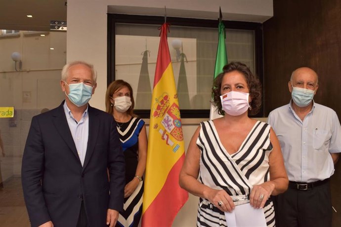 Osamah El-Rubaidi detrás de la viceconsejera de Salud y Familias, Catalina García, en la presentación a colectivos del plan funcional de la Ciudad Sanitaria
