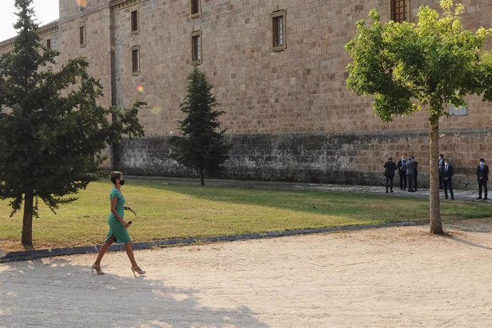 La presidenta de Navarra, María Chivite, a su llegada al monasterio de Yuso, antes de la celebración de la XXI Conferencia de Presidentes, en San Millán de la Cogolla, La Rioja (España), a 31 de julio de 2020. La conferencia busca el consenso para el re