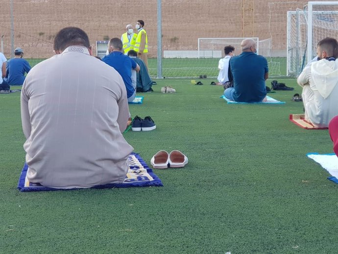 Musulmanes rezan en un campo de fútbol, en Guadalajara, en la Fiesta del Sacrificio, en Guadalajara, a 31 de julio de 2020
