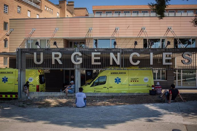Dos ambulancias en el Hospital Universitario Arnau de Vilanova de Lleida, capital de la comarca del Segri, en Lleida, Catalunya (España), a 6 de julio de 2020..