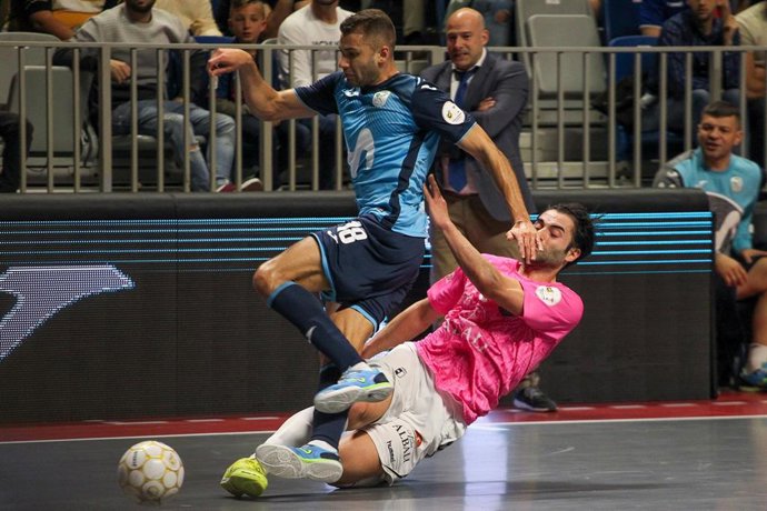 Pito se escapa de Pablo Ibarra durante el Movistar Inter-Viña Albali Valdepeñas de la Copa España 2020