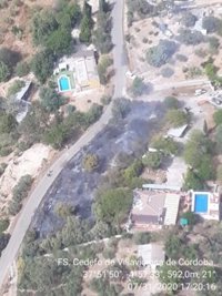 Controlado en "24 minutos" un incendio próximo a unas viviendas en Almodóvar del Río (Córdoba)