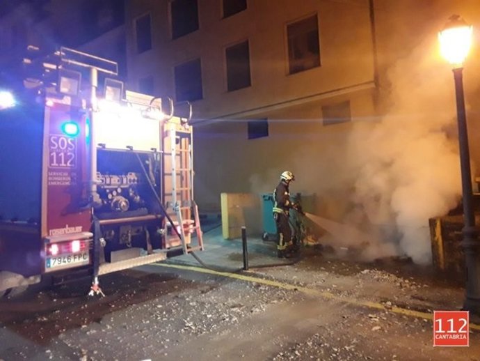 Imagen de archivo de un contenedor incendiado