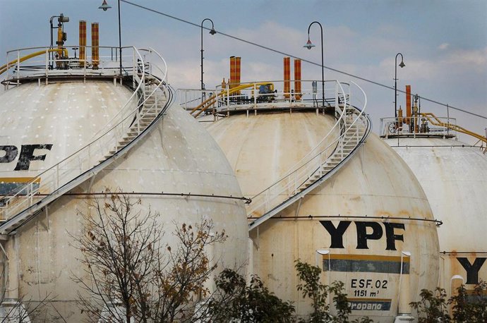 Refineria de YPF en una provincia argentina