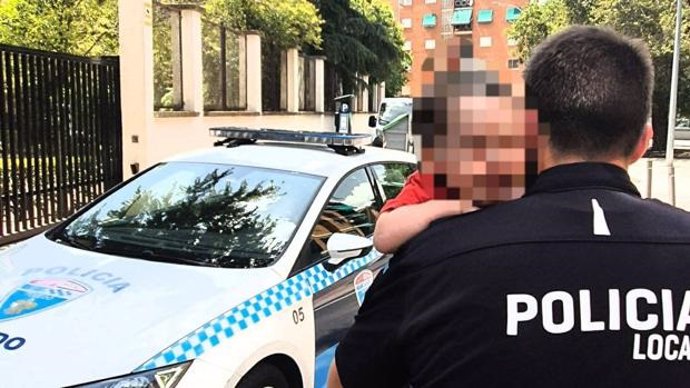 Agente de Policía Local rescata a un menor de dos años del interior de un coche aparcado al sol.