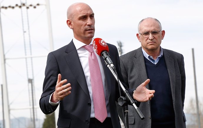 Luis Rubiales comparece ante los medios acompañado por Andreu Camps