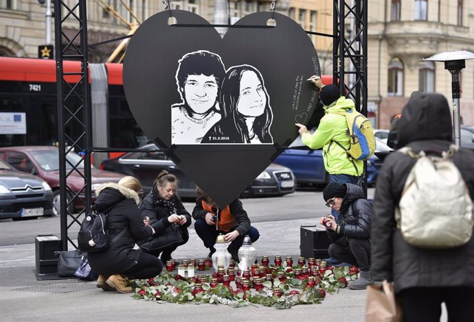 Varias personas encienden velas en el segundo aniversario del asesinato en Eslovaquia del periodista Jan Kuciak y su prometida, Martina Kusnirova
