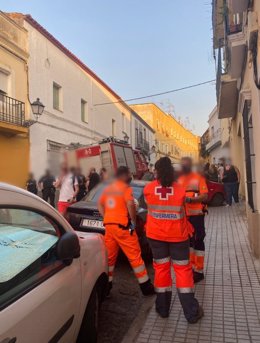 Efectivos de Cruz Roja asisten al derrumbe de una vivienda en Badajoz