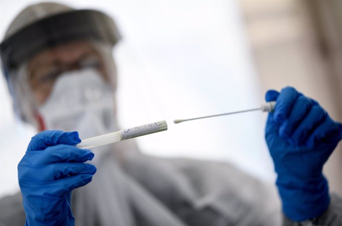 Un trabajador sanitario de Alemania con una prueba de coronavirus
