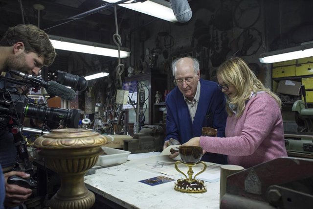 La doctora en historia del Arte  Ana Mafé junto a al orfebre Antonio Piró en su taller con el Santo Caliz durante la grabación del documental