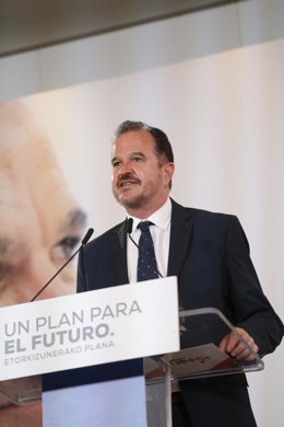 El candidato a lehendakari por la coalición Partido Popular y Ciudadanos, Carlos Iturgaiz, valora los resultados obtenidos por su formación durante la noche electoral del 12J en la sede del partido, donde se ha seguido el escrutinio de las elecciones va