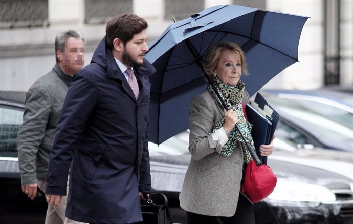 La expresidenta de la Comunidad de Madrid Esperanza Aguirre, antes de entrar a declarar en la Audiencia Nacional por el 'caso Púnica'