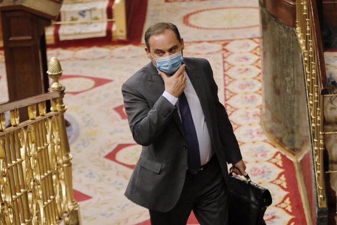 El ministro de Transportes y Movilidad, y 'número dos' del PSOE, José Luis Ábalos, se toca la mascarilla durante una sesión plenaria en el Congreso de los Diputados, en Madrid (España), a 21 de julio de 2020. 