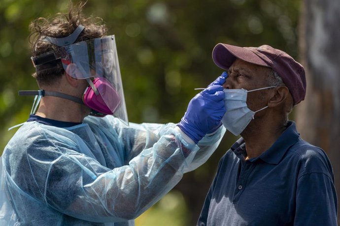 Un hombre se somete a una prueba de coronavirus en Florida, Estados Unidos