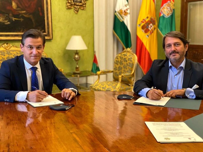 El alcalde de Granada, Luis Salvador, y Antonio Vila, patrono de la Fundación Plant-for-the-Planet.