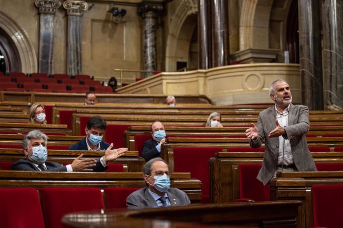El presidente del grupo de Cs en el Parlament, Carlos Carrizosa, en un pleno ante el presidente de la Generalitat, Quim Torra