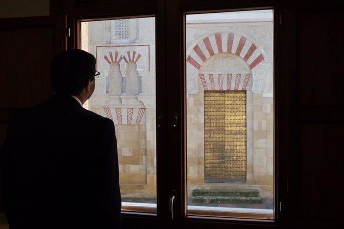 El consejero de Turismo, Juan Marín, en la Mezquita. Foto de archivo