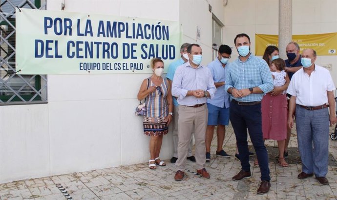 Miembros del PSOE reclaman la ampliación del centro de salud de El Palo, en Málaga capital.