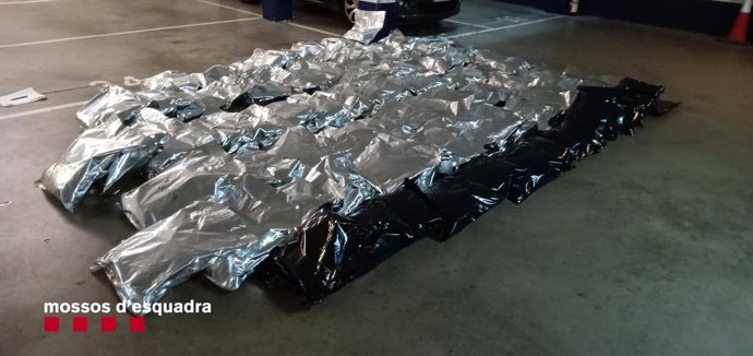 Detenidos en Girona tres hombres que transportaban 104 kilos de marihuana