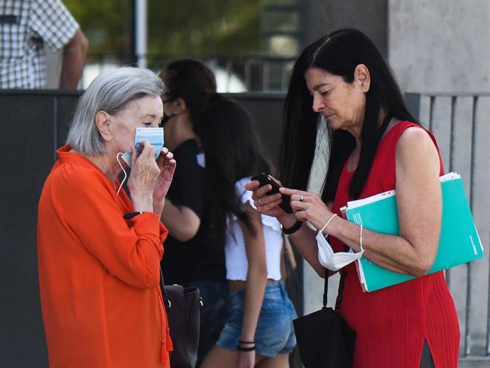 Nuria Espert visita el hospital con el apoyo de su hija, Alicia Moreno