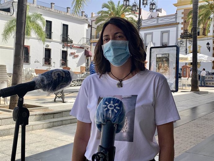 La secretaria general del PP-A, Loles López, atendiendo a los periodistas este sábado