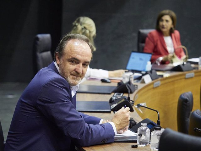 El presidente de UPN y portavoz de Navarra Suma, Javier Esparza, en la Mesa y Junta de Portavoces del Parlamento de Navarra celebrada este lunes, 29 de junio de 2020.