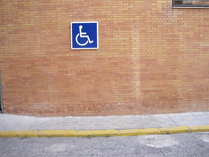 Plaza de aparcamiento para personas con discapacidad.