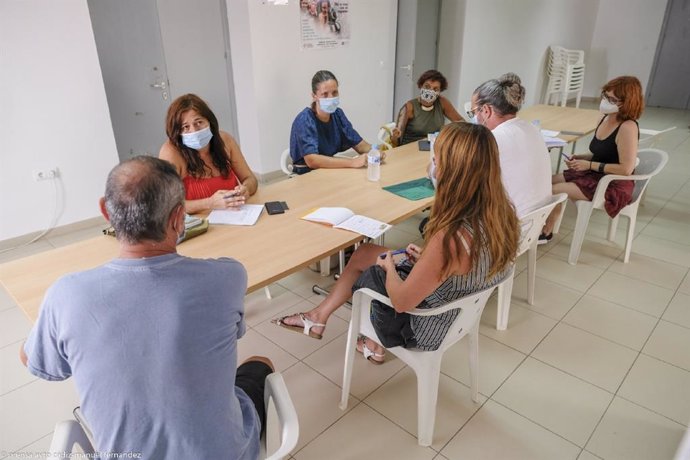La concejala de Asuntos Sociales del Ayuntamiento de Cádiz, Helena Fernández, ha mantenido una reunión con asociaciones que trabajan con la juventud migrante entre las que se encuentran Cardjin, Alendoy, Fundación Atenea Tierra, Red de Acogida de El Pue