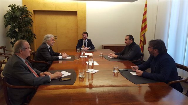 Josep González (Pimec), Josep Sánchez Llibre (Fomento del Trabajo), el conseller Pere Aragonès, Javier Pacheco (CC.OO.) y Camil Ros (UGT), en una foto de archivo.