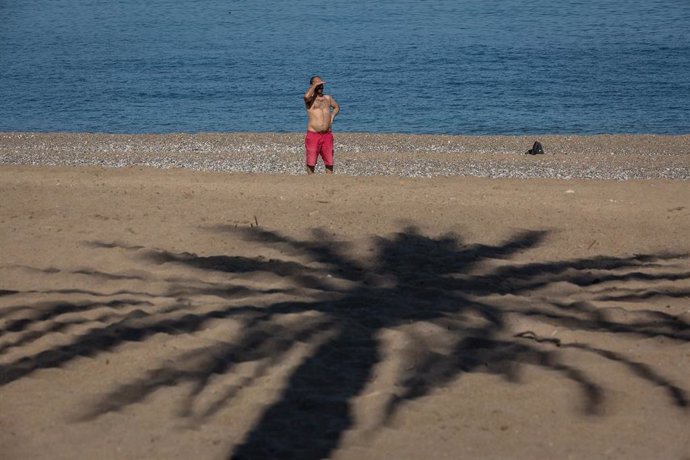 Un hombre en la Playa de la Barceloneta. Foto de archivo. 