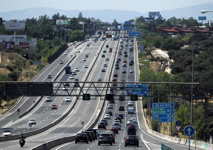 Tráfico de vehículos en la carretera A6 a su paso por el barrio de El Plantío, en Madrid (España).