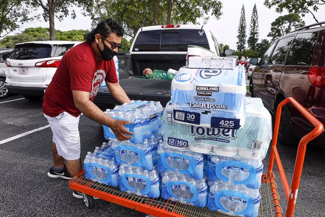 EEUU.- Florida y Bahamas se preparan para la llegada del huracán 'Isaías' 