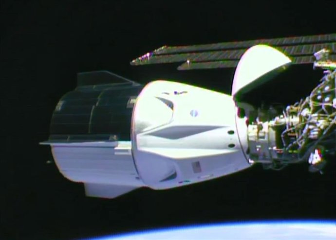 Imagen de la nave Crew Dragon Endeavour tras atracar por primera vez a la Estación Espacial.