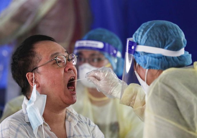 Un profesional sanitario realiza una prueba diagnóstica de coronavirus en China.