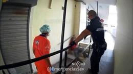 Detenida una mujer tras apuñalar a su expareja incumpliendo una orden de alejamiento