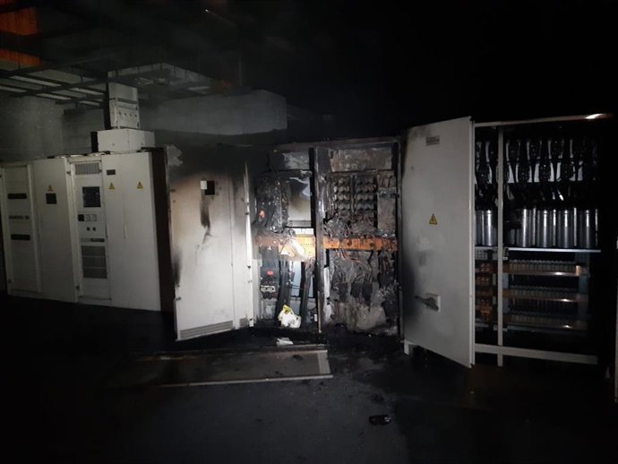 Bomberos extinguen un incendio en un armario de condensadores en el Puerto de Algeciras
